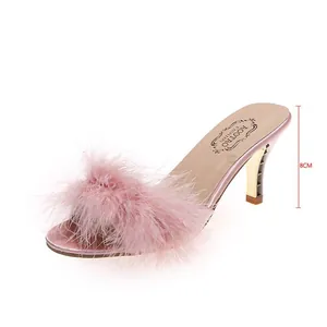 Elegante Pantoletten mit rosa Federn und 8 cm Pfennigabsatz für modische Damen!