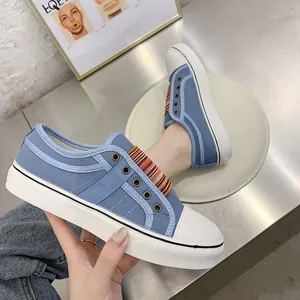 Sneakers slip-on in tela blu con elastico arcobaleno e punta rotonda bianca