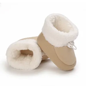 Detailaufnahme weicher khakifarbener Babystiefel mit gemütlichem weißem Fleecefutter