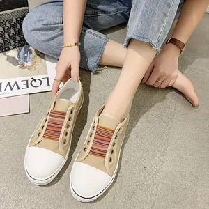 Comodi mocassini piatti beige da donna con fasce elastiche colorate e punta rotonda in gomma.