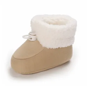 Detailansicht winterlicher Babystiefel mit weicher Sohle und weißem Sherpa-Kragen