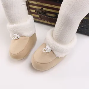 Detailansicht beige Baby-Schneestiefel mit weißem Kunstfellfutter und verstellbarem Verschluss.