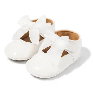 Zapatos de princesa blancos para bebé con lazos grandes y suelas antideslizantes.