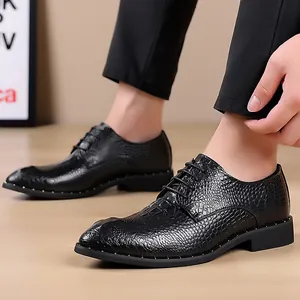 Schwarze Herrenschuhe aus Leder mit Krokodilmuster und spitzer Kappe