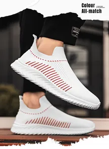 Vista dettagliata delle scarpe sportive flyknit bianche da uomo con mesh traspirante