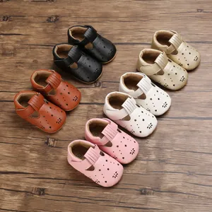 Auswahl an mehrfarbigen Lauflernschuhen für Babys mit Lochmustern und rutschfester Sohle.
