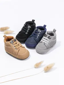 Kollektion weicher Baby-Lauflernschuhe in den Farben Khaki, Schwarz, Blau und Grau