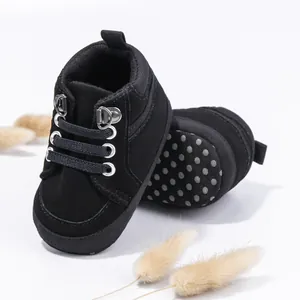 Detailansicht schwarzer Baby-Lauflernschuhe mit weicher, rutschfester Noppensohle