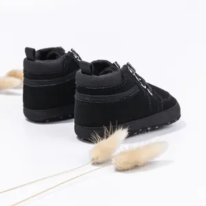 Detailansicht von schwarzen, weichbesohlten Baby-Boots aus einer hinteren Perspektive