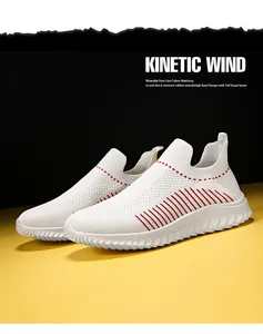 Dettaglio scarpe sportive da uomo in maglia traspirante bianca con strisce rosse