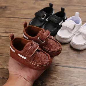 Nahaufnahme von braunen Baby-Lederlaufschuhen mit weicher Sohle und feiner Textur.