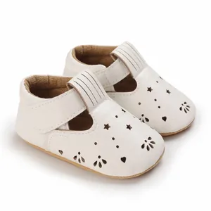 Detailansicht der weißen Lauflernschuhe für Babys mit Stern- und Herz-Lochmustern