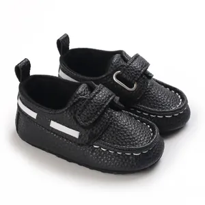 Detailansicht der schwarzen Baby-Leder-Lauflernschuhe mit weicher Sohle und Klettverschluss