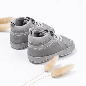 Detailansicht der Rückseite von grauen weichsohligen Baby-Lauflernschuhen mit Schnürung