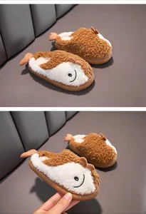 Primo piano di pantofole in peluche a forma di pesce per bambini con pile morbido e antiscivolo.