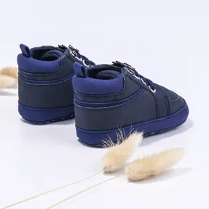 Detail-Rückansicht von dunkelblauen Baby-Lauflernschuhen mit weicher rutschfester Sohle