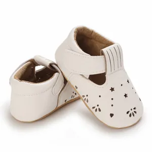 Detailaufnahme weißer Lauflernschuhe aus Leder für Babys mit Sternen- und Herz-Ausschnitten