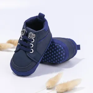 Detailansicht der dunkelblauen Baby-Lauflernschuhe mit rutschfester Noppensohle.