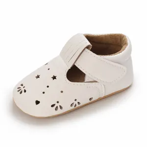 Seitenansicht weißer Baby-Lauflernschuhe aus Leder mit Herz- und Sternperforationen