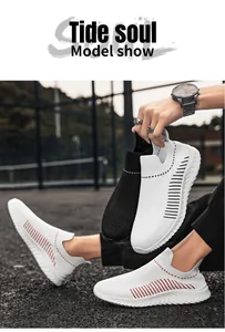 Dettaglio della maglia flyknit traspirante e della suola ondulata delle sneaker da uomo