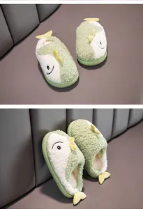 Viste dettagliate di pantofole in peluche a forma di pesce verde per bambini in pile