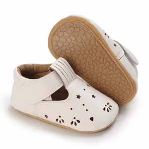 Detailansicht weißer Baby-Prinzessinenschuhe mit weicher Sohle und dekorativen Herz-Mustern