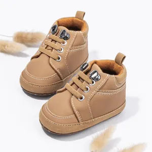 Detailansicht brauner Lauflernschuhe für Babys mit weicher Sohle und weißen Nähten