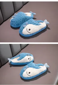 Dettagli delle pantofole in peluche a forma di balena blu per bambini con calda fodera