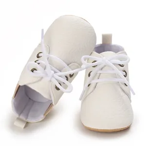 Vista detallada de zapatos de gateo blancos para bebé con suela blanda y textura