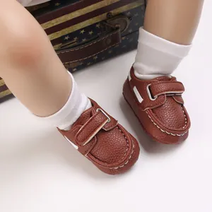 Detailansicht brauner Baby-Lederslipper mit weicher Sohle und Klettverschluss.