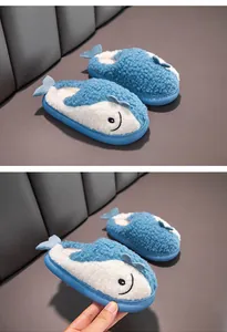Dettaglio delle graziose pantofole a balena blu per bambini in morbido tessuto peluche