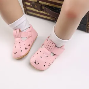 Rosa Lauflernschuhe für Babys mit Stern-Ausschnitten und Quasten-Detail