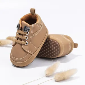 Seiten- und Sohlenansicht brauner Baby-Lauflernschuhe mit rutschfester Sohle und Schnürung