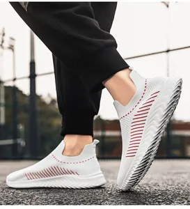 Vista dettagliata delle scarpe da corsa da uomo in maglia bianca con accenti rossi