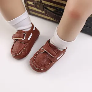 Detailansicht brauner Baby-Mokassins aus Kunstleder mit weicher Sohle an Kleinkindmodell