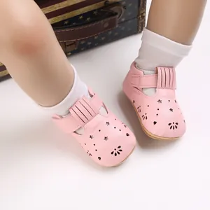 Detailansicht der rosa Baby-Lauflernsandale mit feinem Stern- und Herz-Ausschnitt-Design