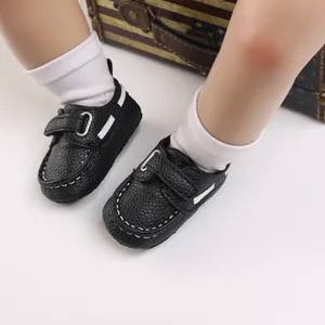 Detailansicht der schwarzen Baby-Lederschuhe mit weichen Sohlen und weißen Nähten