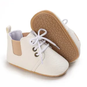 Detalle de zapatos para bebé con suela blanda antideslizante y cuero sintético