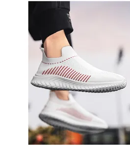 Sneakers slip-on in mesh bianco traspirante da uomo con eleganti dettagli a strisce rosse.