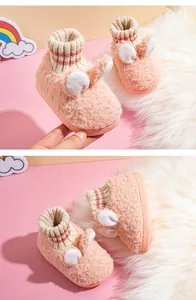 Detailansicht rosa Plüsch-Hausschuhe für Babys mit Hasenohren und Strickbündchen