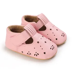 Detailansicht weicher rosa Babyschuhe mit Sternen Herzperforationen und Klettverschluss