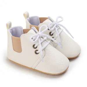 Zapatos de bebé en cuero sintético blanco texturizado con suela blanda y cordones