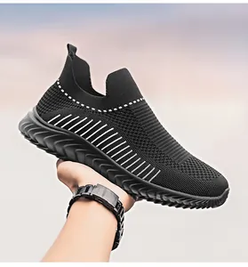 Vista laterale a mano di scarpe da corsa in mesh nero traspirante e leggere per uomo