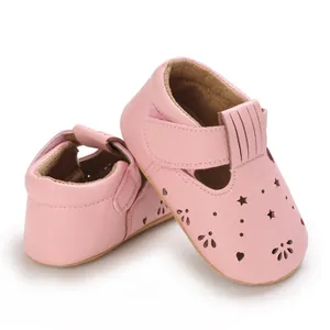 Nahaufnahme rosa Baby-Prinzessin-Schuhe mit zarten lasergeschnittenen Sternmustern.