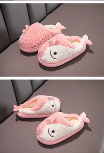 Vista dettagliata delle pantofole di peluche per bambini con design a pesce cartone