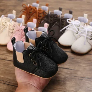 Vista detallada de zapatos de suela blanda para bebés de 0 a 1 año en varios colores