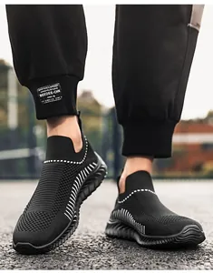 Dettaglio ravvicinato della maglia traspirante e della suola flessibile di sneaker da uomo