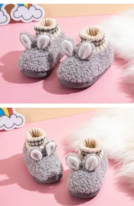 Süße graue Plüsch-Hausschuhe für Kinder mit 3D-Hasenohren und gestreiftem Strickkragen