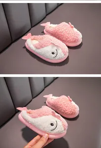 Dettaglio di pantofole in peluche a forma di pesce rosa per bambini con fodera
