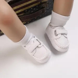Detailansicht weißer Baby-Lederschuhe mit weicher Sohle und praktischem Klettverschluss